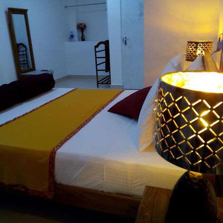 Ocean Pebbles Apartment Dehiwala-Mount Lavinia Exterior photo