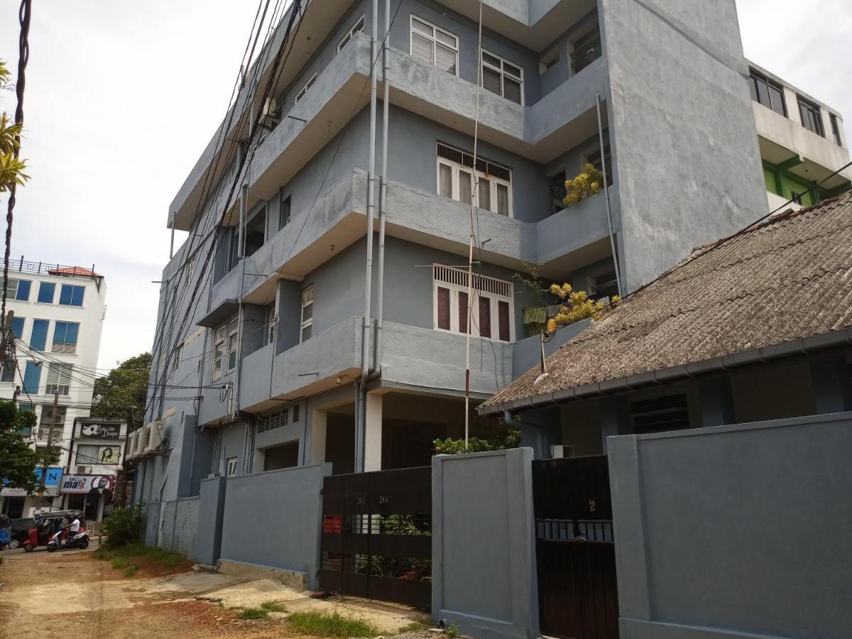 Ocean Pebbles Apartment Dehiwala-Mount Lavinia Exterior photo