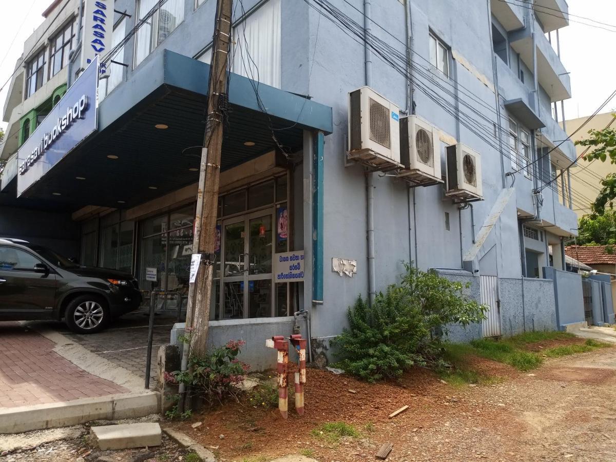 Ocean Pebbles Apartment Dehiwala-Mount Lavinia Exterior photo